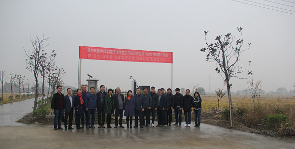 芭乐视频APP下载IOS下载网站副总经理朱旭华(左二)为考察团一行详细介绍了水稻病虫害绿色防控设备 芭乐视频APP下载IOS下载网站副总经理朱旭华(左二)为考察团一行详细介绍了水稻病虫害绿色防控设备