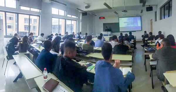 芭乐视频APP下载IOS下载网站营销中心副总监龙捷频为培训班作内容讲解 芭乐视频APP下载IOS下载网站营销中心副总监龙捷频为培训班作内容讲解