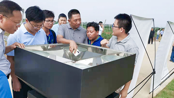 与会人员就高空测报灯展开探讨 与会人员就高空测报灯展开探讨