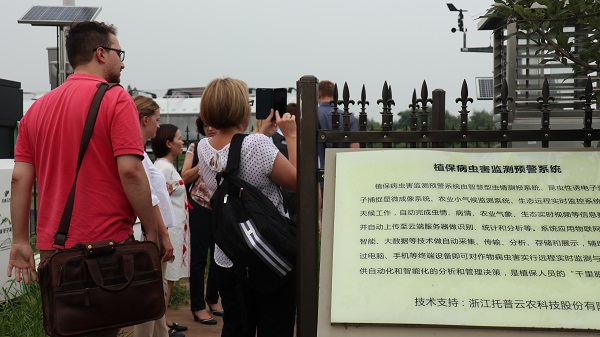 研修班一行来到由芭乐视频APP下载IOS下载网站与萧山农科所联合搭建的现代农业产业园进行考察 研修班一行来到由芭乐视频APP下载IOS下载网站与萧山农科所联合搭建的现代农业产业园进行考察