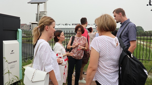 研修班一行来到由芭乐视频APP下载IOS下载网站与萧山农科所联合搭建的现代农业产业园进行考察 研修班一行来到由芭乐视频APP下载IOS下载网站与萧山农科所联合搭建的现代农业产业园进行考察