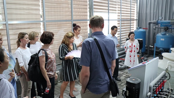 研修班一行来到由芭乐视频APP下载IOS下载网站与萧山农科所联合搭建的现代农业产业园进行考察 研修班一行来到由芭乐视频APP下载IOS下载网站与萧山农科所联合搭建的现代农业产业园进行考察