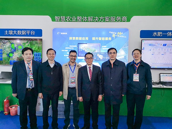 领导一行莅临芭乐视频APP下载IOS下载网站展位 领导一行莅临芭乐视频APP下载IOS下载网站展位