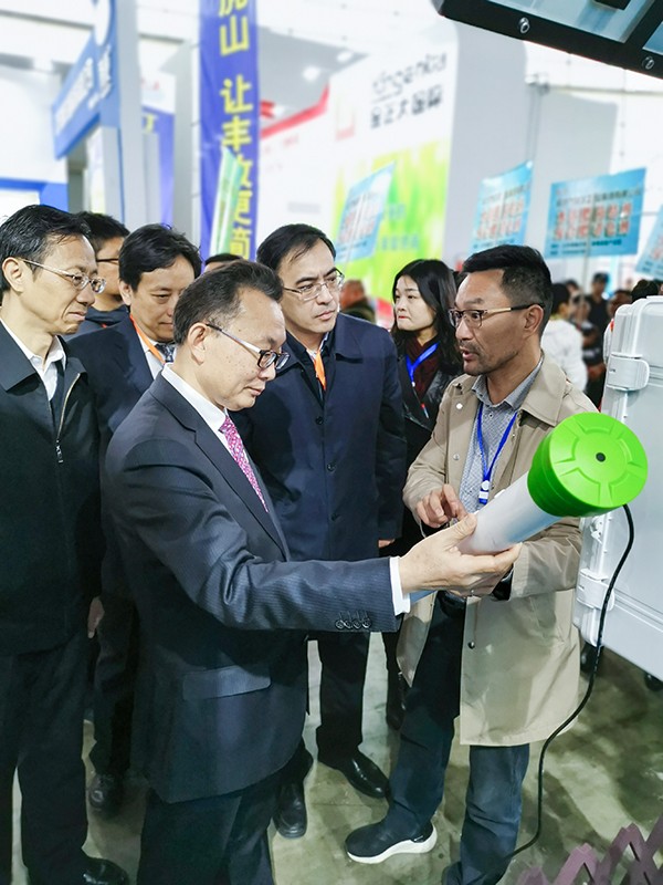 芭乐视频APP下载IOS下载网站董事长陈渝阳向刘天金主任介绍智能芭乐视频免费下载墒情监测设备 芭乐视频APP下载IOS下载网站董事长陈渝阳向刘天金主任介绍智能芭乐视频免费下载墒情监测设备