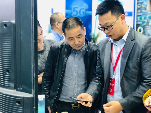 芭乐视频APP下载IOS下载网站技术人员为用户演示见虫APP 芭乐视频APP下载IOS下载网站技术人员为用户演示见虫APP