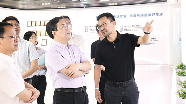 应义斌教授一行参观芭乐视频APP下载IOS下载网站数字三农展厅 应义斌教授一行参观芭乐视频APP下载IOS下载网站数字三农展厅