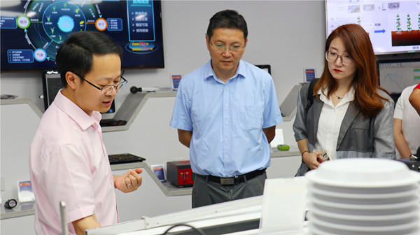 王建军一行参观芭乐视频APP下载IOS下载网站数字展厅 王建军一行参观芭乐视频APP下载IOS下载网站数字展厅